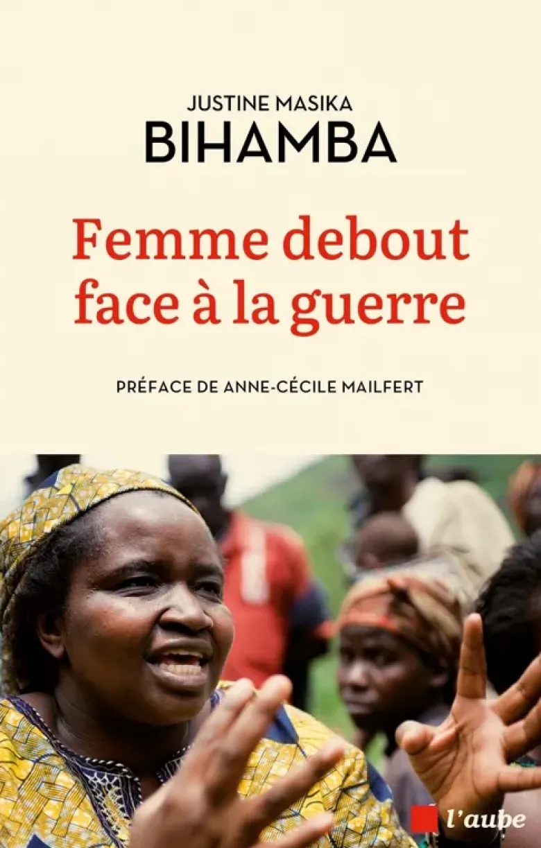 Femme debout face à la guerre