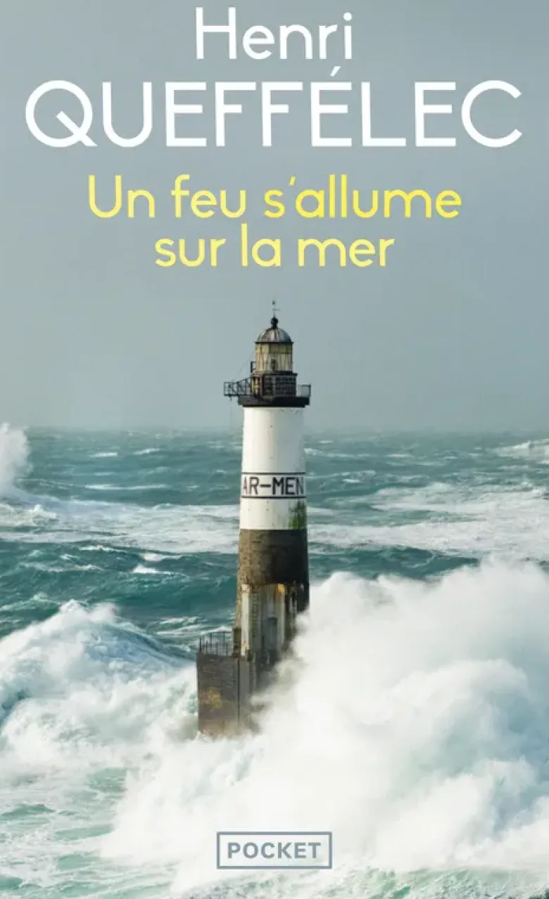 Un feu s'allume sur la mer